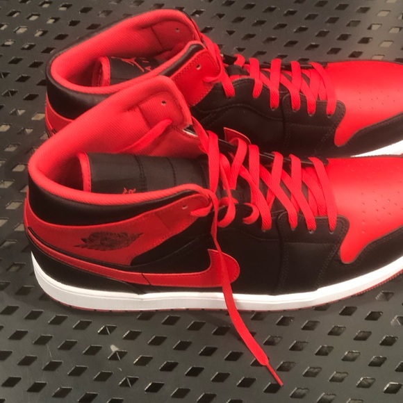 Air Jordan 1 mid 9.5 brand new in the box - Picture 3 of 4